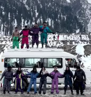 instagram post where tourists are dansing on a snowy road