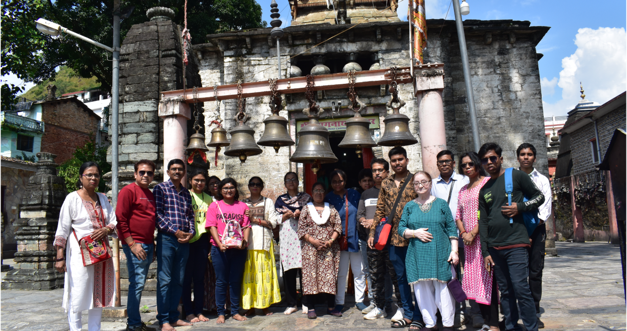 tourists from west bengal visiting a temple